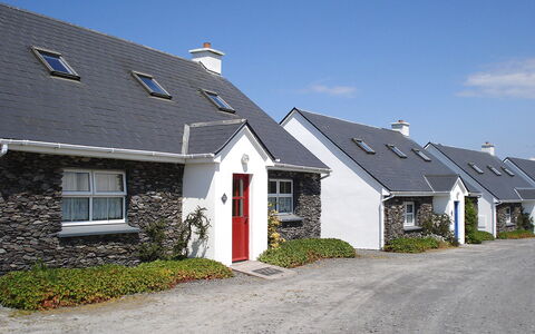 Portmagee Knightstown 100: Plante, Bygning, Himmel, Vindue, Sky, Hus, Hældning, Land Lot, Dør