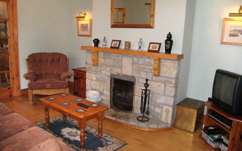 Glenvale Cottage: Hearth, Værelse, Stue, Ildsted, Møbel, Ejendom, Brændeovn, Indretning, Etage, Bygning