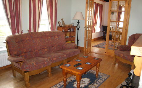 Glenvale Cottage: Møbel, Værelse, Stue, Ejendom, Hårdttræ, Etage, Indretning, Bord, Hus, Stol