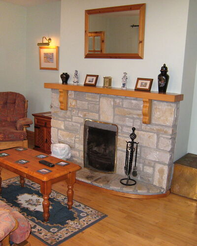 Glenvale Cottage: Hearth, Værelse, Stue, Ildsted, Møbel, Ejendom, Brændeovn, Indretning, Etage, Bygning