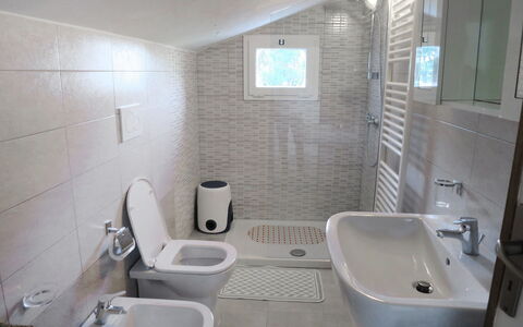 Il Cippo: Badeværelse, Ejendom, Værelse, Toilet, Sanitærarmatur, Flise, Væg, Indretning, Toiletbræt, Arkitektur
