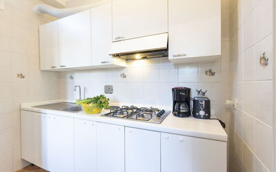Il Risveglio 200.2: Countertop, Cabinetry, Køkken Apparat, Komfur, Bygning, Køkken, Husholdningsapparat, Indretning, Gaskomfur, Gulvbelægning
