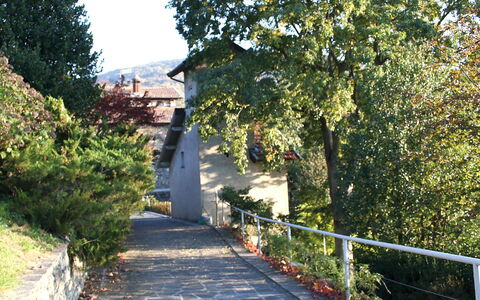 Il Roccolo: Walkway, Træ, Lane, Blad, Stad, Vej, Væg, Vejbelægning, Boligområde, Kvarter
