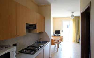 Garda Resort 150.6: Værelse, Ejendom, Countertop, Bygning, Møbel, Køkken, Komfur, Etage, Cabinetry, Hus