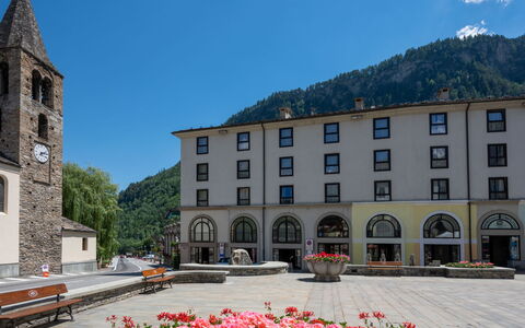 Courmayeur 100: Himmel, Bjerg, Plante, Plantesamfund, Træ, Naturligt Miljø, Lærk, Naturlige Landskab, Highland, Hældning