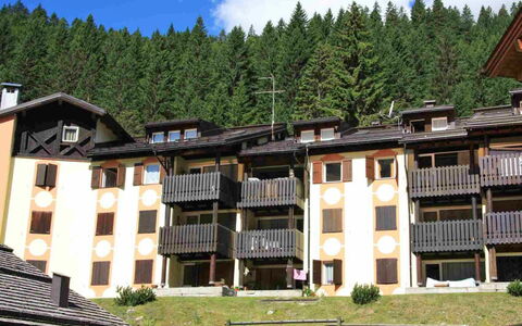Madonna di Campiglio 1: Plante, Bygning, Vindue, Sky, Himmel, Træ, Hus, Land Lot, Urban Design, Biome
