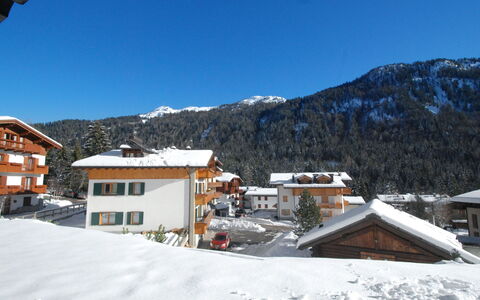 Madonna di Campiglio 1: Vinter, Bjergrige Landskabsformer, Bjergkæde, Ejendom, Hældning, Hus, Stad, Hjem, Tag, Fryser