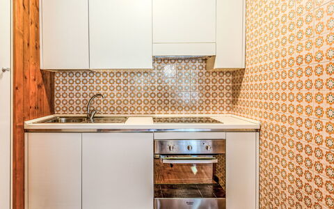 Madonna di Campiglio 1: Køkken, Køkken Apparat, Større Bandage, Træ, Gulvbelægning, Countertop, Indretning, Cabinetry, Etage, Værelse