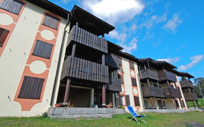Madonna di Campiglio 1: Bygning, Facade, Ejendom, Land Lot, Hus, Udendørs Møbler, Hjem, Lawn, Dør, Gård