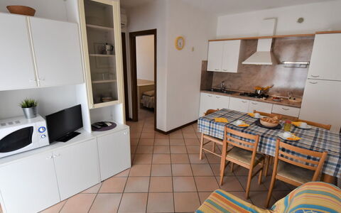 Rosolina Mare 300: Ejendom, Cabinetry, Countertop, Indretning, Træ, Arkitektur, Gulvbelægning, Etage, Stue, Komfur
