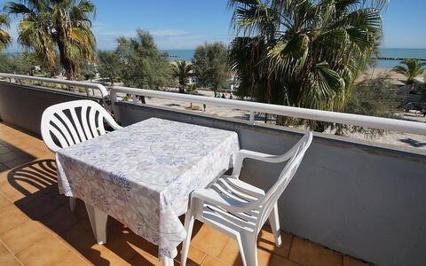 San Benedetto del Tronto 140: Himmel, Ejendom, Møbel, Bord, Plante, Træ, Udendørs Bord, Udendørs Møbler, Stol, Belysning