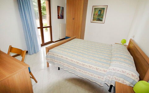 Troiani: Soveværelse, Seng, Møbel, Værelse, Ejendom, Bed Frame, Etage, Sengetøj, Madras, Hårdttræ