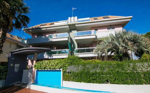 Mediterraneo: Himmel, Plante, Bygning, Skygge, Urban Design, Træ, Arecales, Fritid, Boligområde, Ejendom