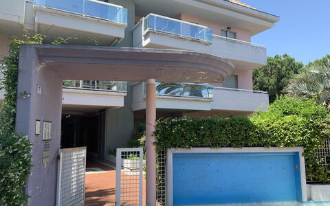 Mediterraneo: Ejendom, Himmel, Plante, Bygning, Skygge, Arkitektur, Line, Ejendom, Dør, Kompositmateriale
