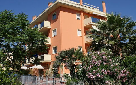 Azzurra: Plante, Himmel, Bygning, Vindue, Træ, Hus, Arecales, Ejendom, Facade, Ejerlejlighed