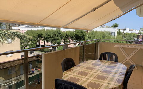 Azzurra: Ejendom, Møbel, Bord, Plante, Skygge, Træ, Indretning, Udendørs Møbler, Stol, Bygning