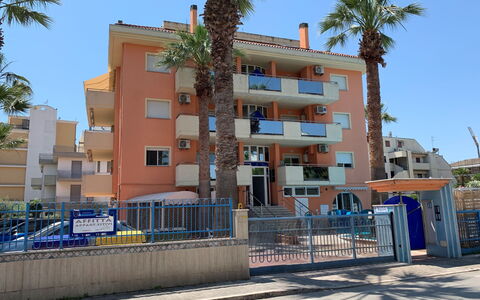 Azzurra: Himmel, Bygning, Daytime, Ejendom, Plante, Vindue, Azure, Træ, Arkitektur, Urban Design