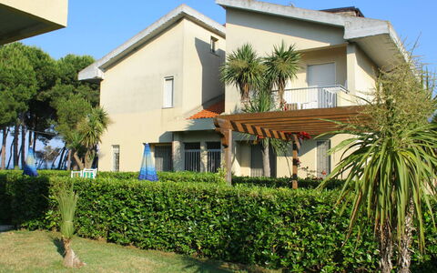 Cerrano: Plante, Himmel, Bygning, Vindue, Hus, Træ, Vegetationen, Sommerhus, Arecales, Land Lot