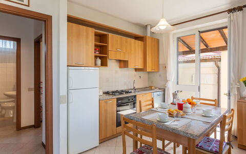 Francesca: Ejendom, Møbel, Værelse, Bygning, Køkken, Indretning, Countertop, Cabinetry, Gul, Hus
