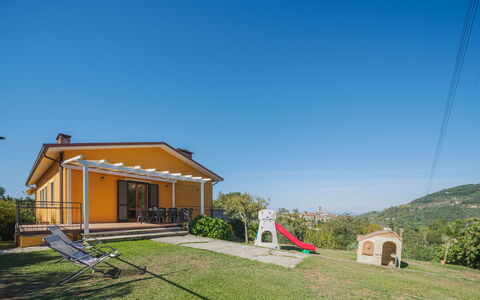 La Casa al Monte: Himmel, Plante, Bygning, Vindue, Hældning, Land Lot, Træ, Hus, Græs, Fritid