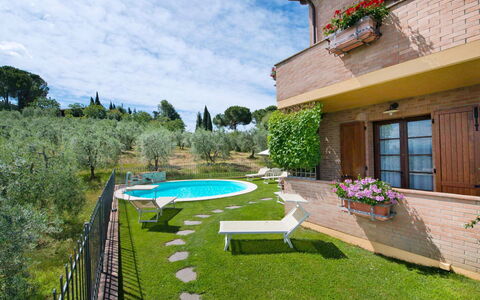 San Gimignano 150: Plante, Sky, Bygning, Ejendom, Himmel, Vindue, Skygge, Blomsterkrukke, Arkitektur, Udendørs Møbler
