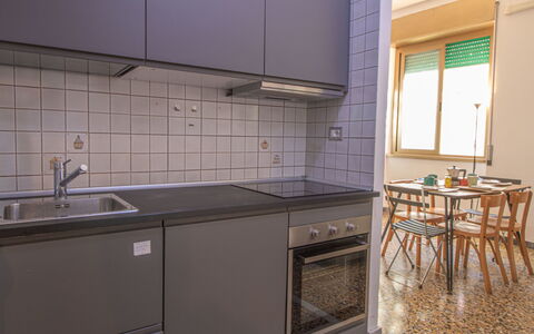 Aurelia: Cabinetry, Countertop, Køkkenvask, Håndvask, Tap, Køkken, Bygning, Komfur, Træ, Indretning