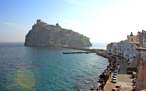 Ischia Ponte 10: Himmel, Vand, Sky, Azure, Coastal Og Oceaniske Landskabsformer, Naturlige Landskab, Horisont, Bygning, Sommer