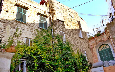Ischia Ponte 10: Daytime, Himmel, Ejendom, Fotografi, Vindue, Bygning, Grøn, Natur, Vegetationen, Kvarter