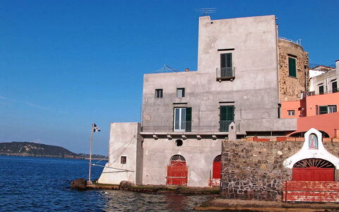 Ischia Ponte 10: Himmel, Blå, Milepæl, Stad, Arkitektur, Vandvej, Bygning, Vand, Hav, Hus