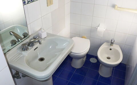 Ischia Ponte 10: Badeværelse, Toilet, Håndvask, Ejendom, Badeværelsesvask, Sanitærarmatur, Purple, Tap, Toiletbræt, Flise