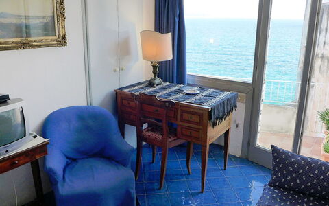 Ischia Ponte 10: Værelse, Ejendom, Møbel, Bygning, Ejendom, Bord, Indretning, Suite, Hus, Etage