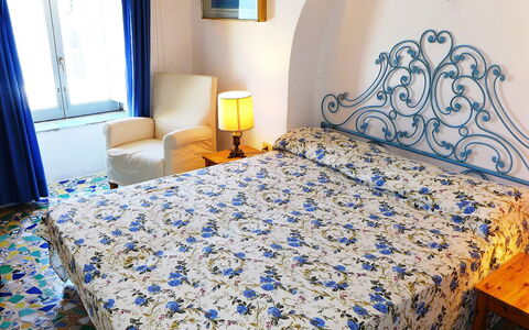 Ischia Ponte 10: Soveværelse, Sengetøj, Seng, Sengetøj, Værelse, Blå, Ejendom, Dynebetræk, Møbel, Bed Frame