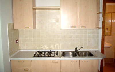 San Luca 300.1: Værelse, Ejendom, Køkken, Håndvask, Flise, Cabinetry, Countertop, Køkkenvask, Møbel, Etage