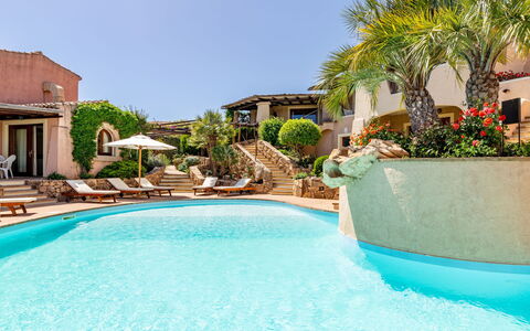 Porto San Paolo 200: Vand, Plante, Daytime, Himmel, Svømmepøl, Azure, Træ, Bygning, Fritid, Kompositmateriale