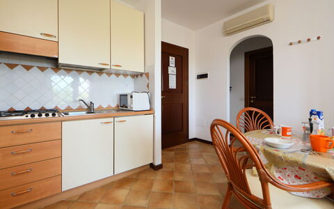 Porto San Paolo 200: Møbel, Cabinetry, Countertop, Bygning, Køkken, Stol, Træ, Orange, Indretning, Gulvbelægning