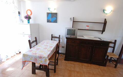 Costa Rei 180: Møbel, Ejendom, Cabinetry, Bord, Billedramme, Skuffe, Skrivebord, Træ, Stue, Indretning