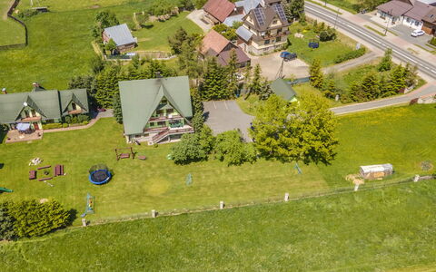 Bukowina-Czarna Gora 100: Plante, Bygning, Land Lot, Urban Design, Hus, Biome, Græs, Boligområde, Sommerhus, Træ