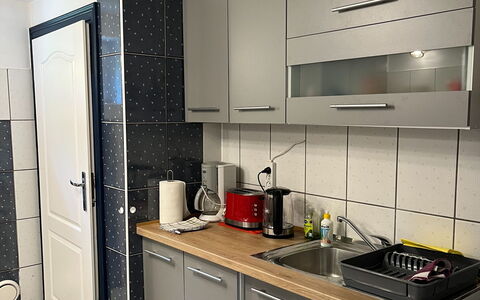 Willa Teresa: Køkken Apparat, Køkken, Countertop, Større Bandage, Cabinetry, Husholdningsapparat, Komfur, Indretning, Gulvbelægning, Skab