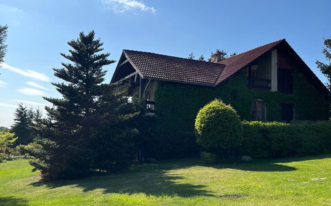 Willa Teresa: Græs, Hus, Hjem, Busk, Tag, Sommerhus, Land Lot, Lawn, Landdistrikt, Have