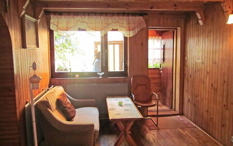 Mały Domek: Værelse, Ejendom, Bygning, Indretning, Hus, Møbel, Stue, Loft, Bjælkehytte, Hjem