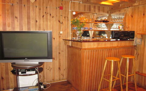 Mały Domek: Møbel, Værelse, Ejendom, Hårdttræ, Cabinetry, Bygning, Indretning, Træ, Trægulve, Bejdse