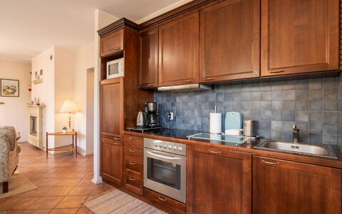 Sianożęty: Brun, Cabinetry, Countertop, Ejendom, Møbel, Køkken, Træ, Indretning, Bygning, Gulvbelægning