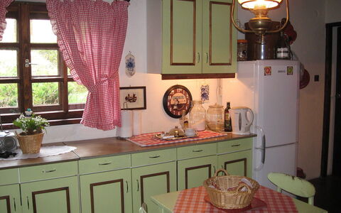 Borek Sulęcki: Værelse, Lyserød, Møbel, Køkken, Indretning, Ejendom, Gardin, Spisestue, Bord, Window Valance