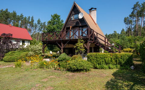 Borek Sulęcki: Sommerhus, Have, Lawn, Stuehus, Landscaping, Estate, Skygge, Gård, Evergreen