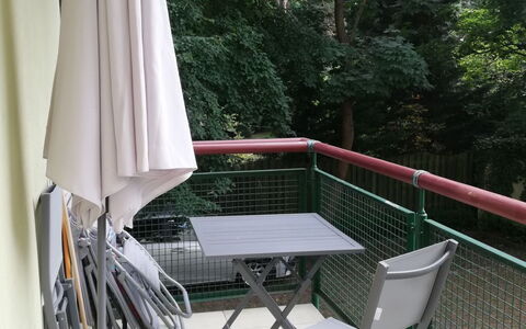 Jurata 1: Møbel, Bord, Skygge, Træ, Plante, Indretning, Træ, Udendørs Møbler, Hus, Etage