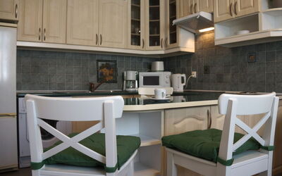 Royal Route Residence 150.10: Countertop, Møbel, Værelse, Køkken, Ejendom, Cabinetry, Indretning, Bygning, Hus, Etage