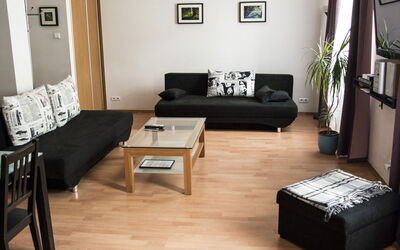 Royal Route Residence 150.5: Møbel, Stue, Værelse, Etage, Sort, Ejendom, Indretning, Couch, Kaffebord, Laminat Gulv