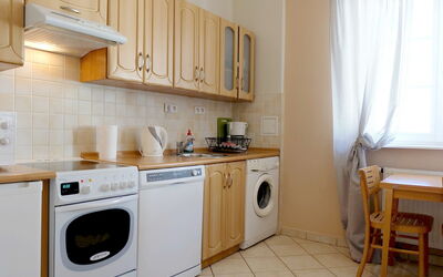 Royal Route Residence 150.3: Værelse, Ejendom, Køkken, Cabinetry, Større Bandage, Møbel, Countertop, Bygning, Etage, Hus
