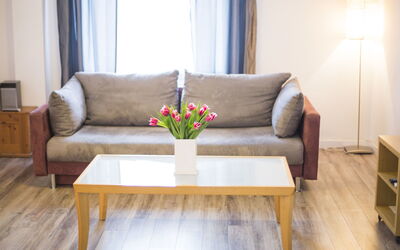 Royal Route Residence 150.7: Møbel, Værelse, Kaffebord, Stue, Couch, Indretning, Bord, Etage, Ejendom, Studio Couch
