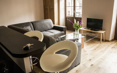 Royal Route Residence 150.2: Værelse, Møbel, Ejendom, Indretning, Stue, Produkt, Bord, Kaffebord, Etage, Hus